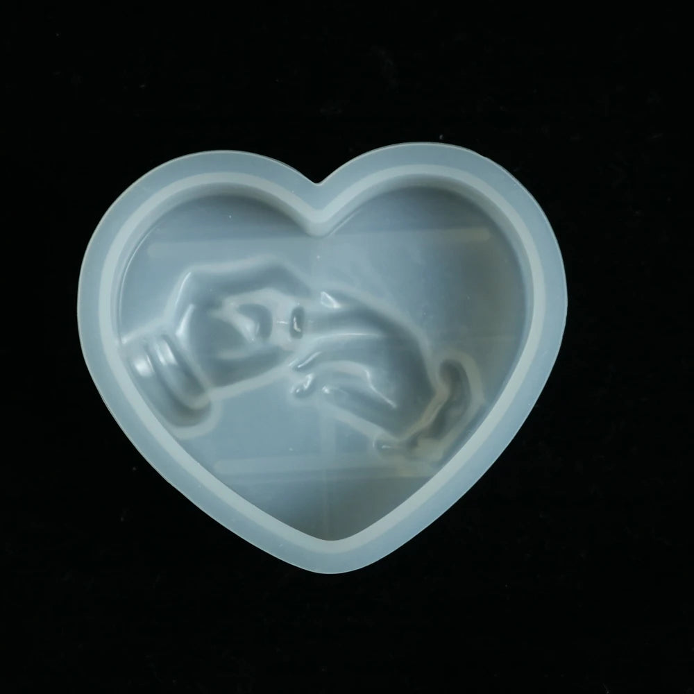 Silikon-Kerzenform mit romantischer Paarhand im Herzen, DIY-Duftwachs und -Seife zum Valentinstag, DIY-Bastelformen zum Thema Liebe