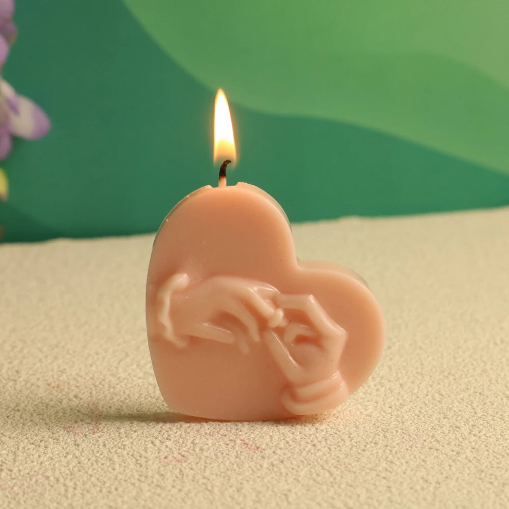 Silikon-Kerzenform mit romantischer Paarhand im Herzen, DIY-Duftwachs und -Seife zum Valentinstag, DIY-Bastelformen zum Thema Liebe
