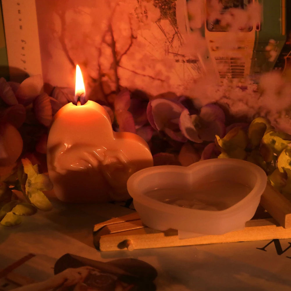 Silikon-Kerzenform mit romantischer Paarhand im Herzen, DIY-Duftwachs und -Seife zum Valentinstag, DIY-Bastelformen zum Thema Liebe