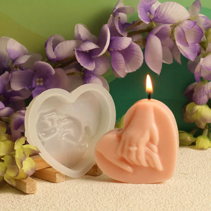 Silikon-Kerzenform mit romantischer Paarhand im Herzen, DIY-Duftwachs und -Seife zum Valentinstag, DIY-Bastelformen zum Thema Liebe