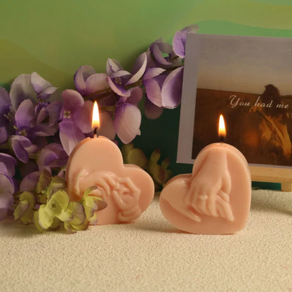 Silikon-Kerzenform mit romantischer Paarhand im Herzen, DIY-Duftwachs und -Seife zum Valentinstag, DIY-Bastelformen zum Thema Liebe