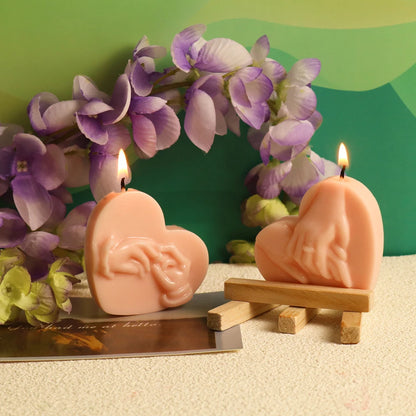 Silikon-Kerzenform mit romantischer Paarhand im Herzen, DIY-Duftwachs und -Seife zum Valentinstag, DIY-Bastelformen zum Thema Liebe